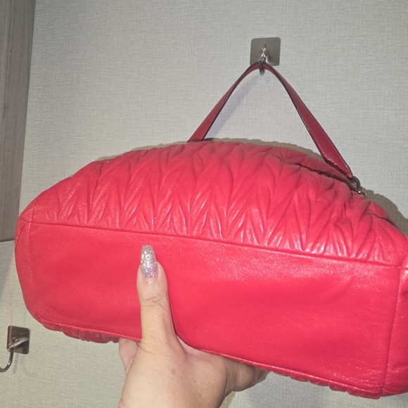 Euc Coach Madison Gathered Twist Phoebe shoulder bag in raspberry red leather - Picture 3 of 5